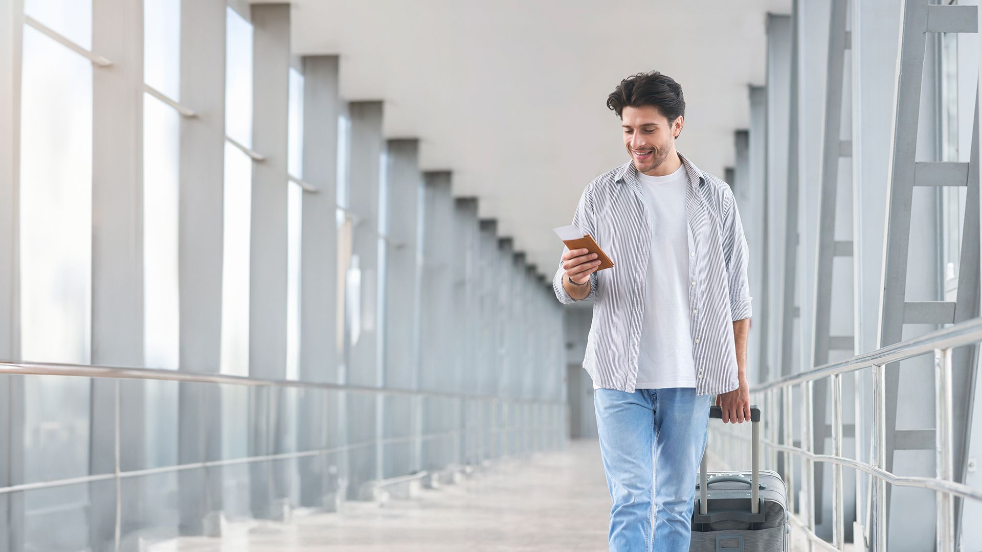 hombre caminando por el aeropuerto para llamar un taxi en valencia