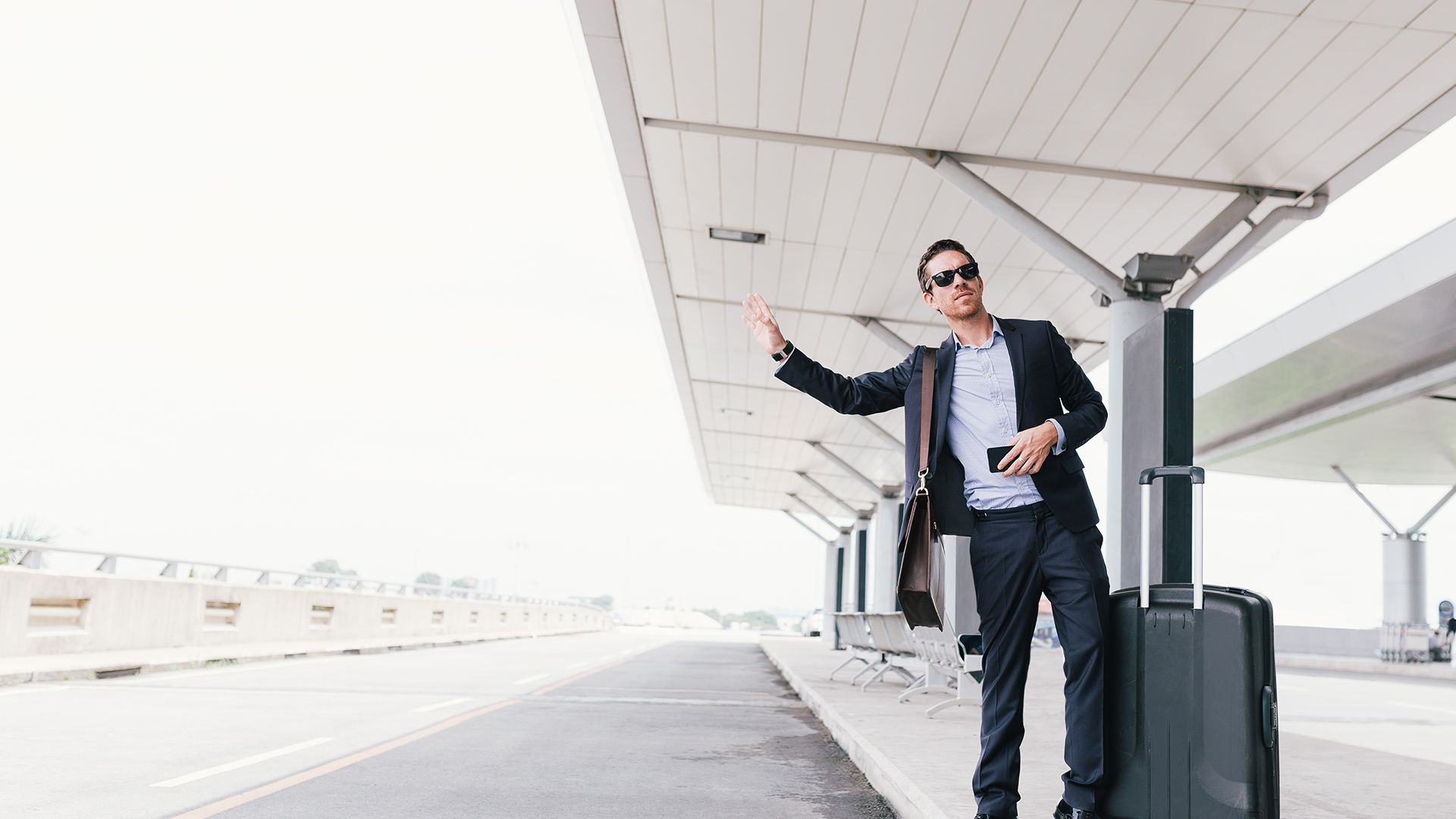 hombre esperando a un aeropuerto para un servicio de taxi en valencia
