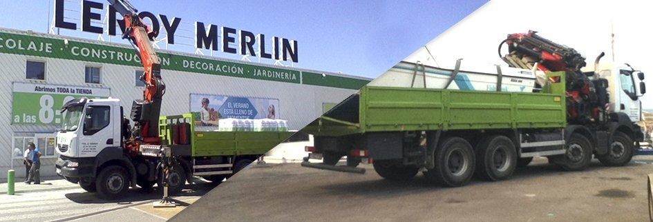 Un camión está estacionado frente a un edificio que dice Leroy Merlin.