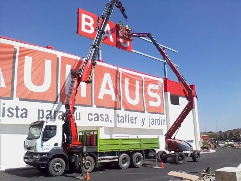 Un camión está estacionado frente a un gran cartel de la Bauhaus.