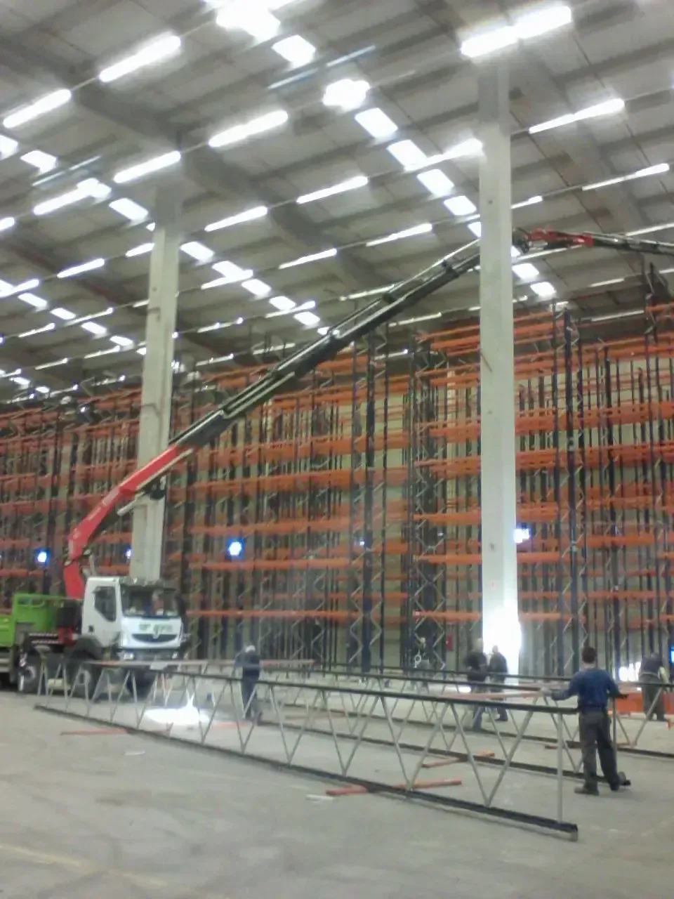 Un gran almacén con una grúa en el medio.