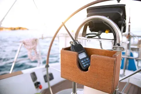 Un walkie talkie está sentado en el volante de un barco.