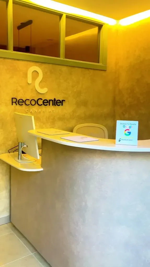 Un mostrador de recepción con una computadora y un cartel que dice recocenter.