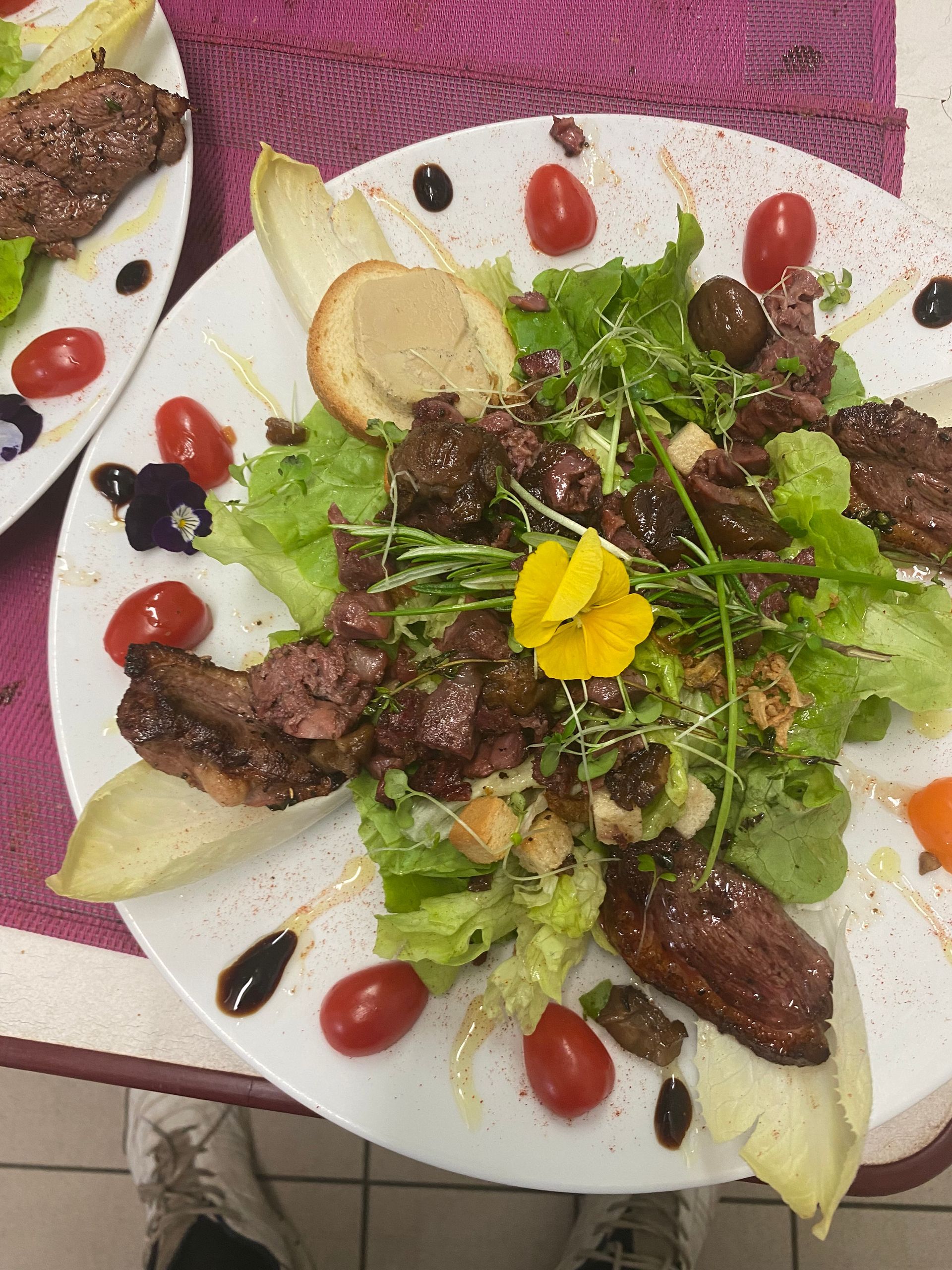 Une assiette avec de la viande et de la salade