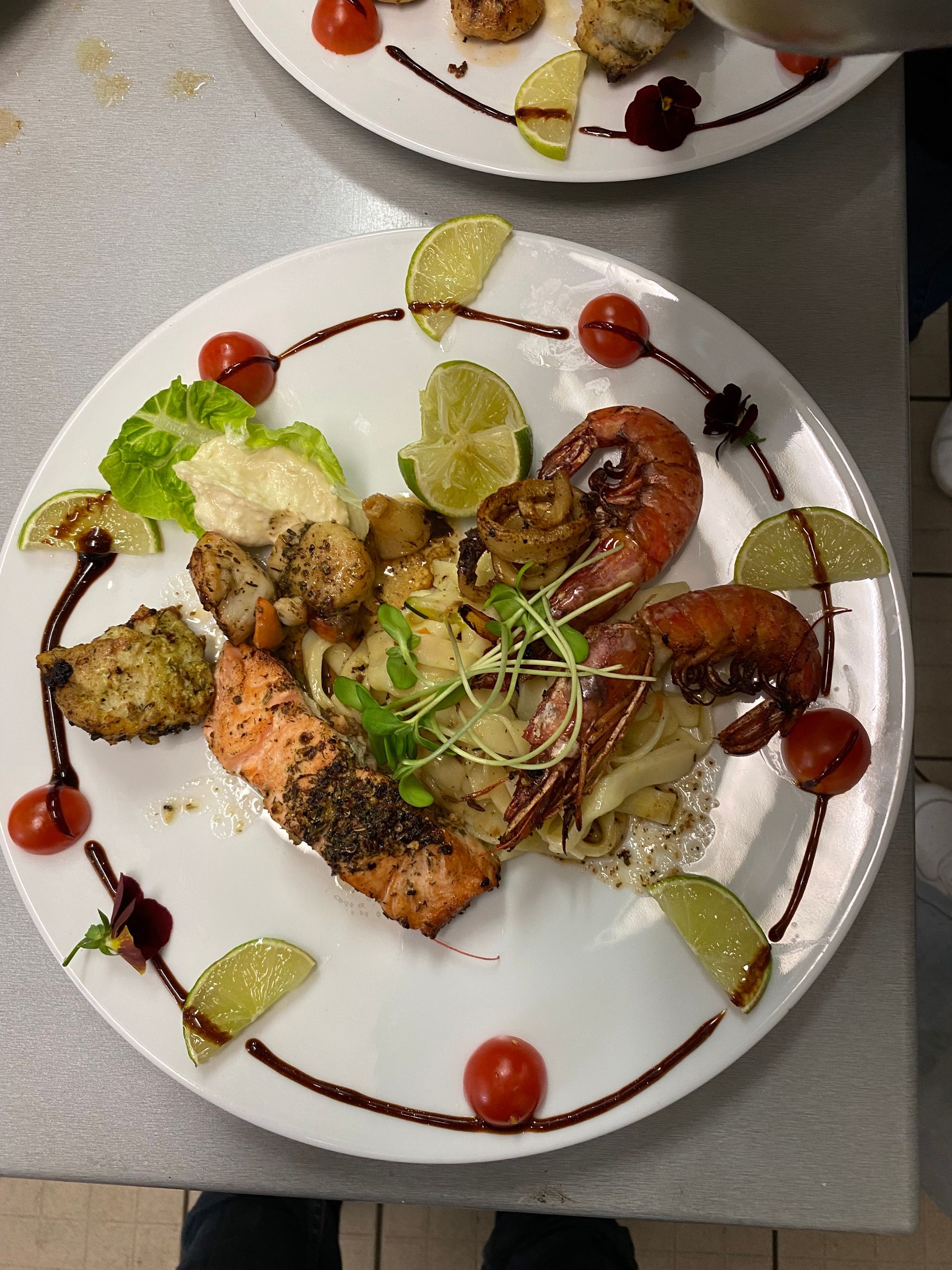 Une assiette avec du saumon et des crevettes