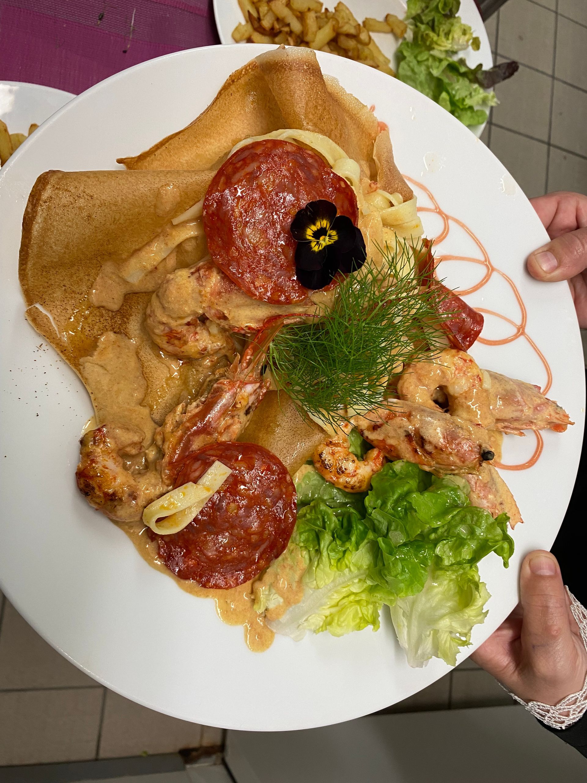 Une assiette avec une crêpe et des crevettes