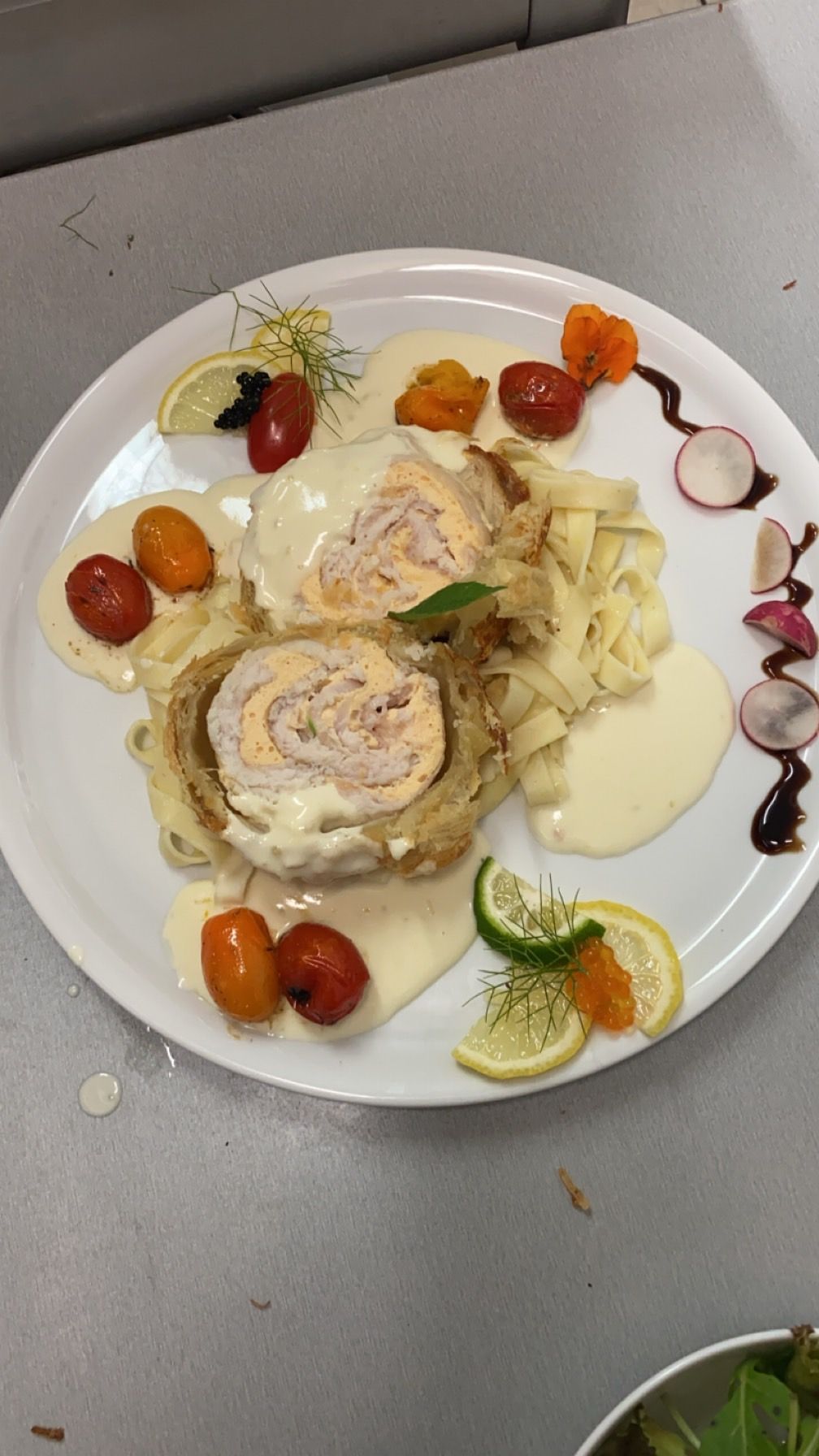 Une assiette avec des tagliatelles