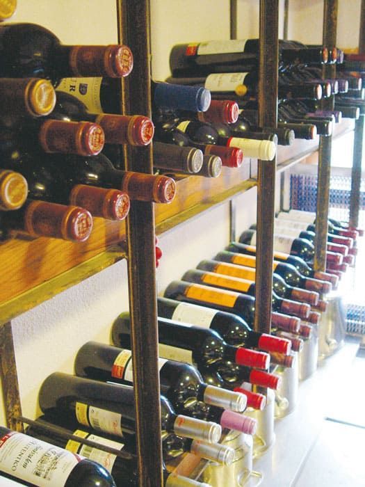 Hay botellas de vino alineadas en un estante y una de ellas tiene una etiqueta que dice