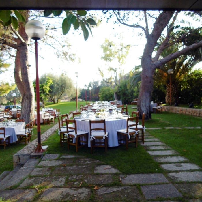 Las mesas y sillas están instaladas en una zona con césped.