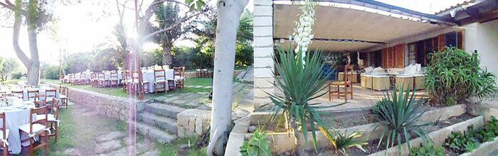 Una vista panorámica de una casa con patio y escaleras.