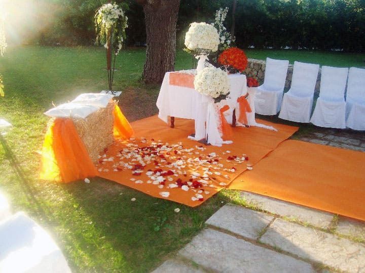 Se colocan una mesa y sillas para una ceremonia de boda.