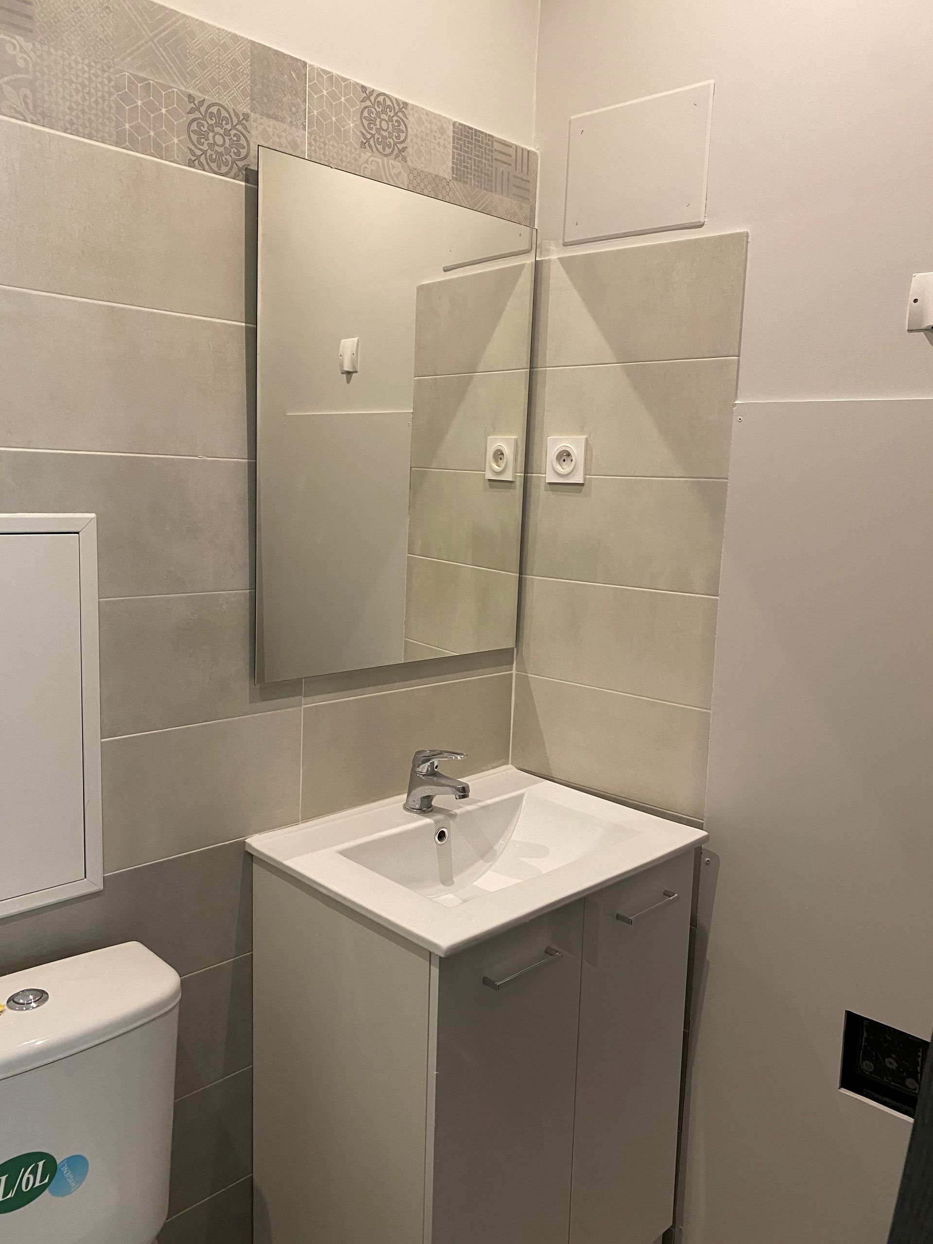 Meuble de salle de bains avec miroir