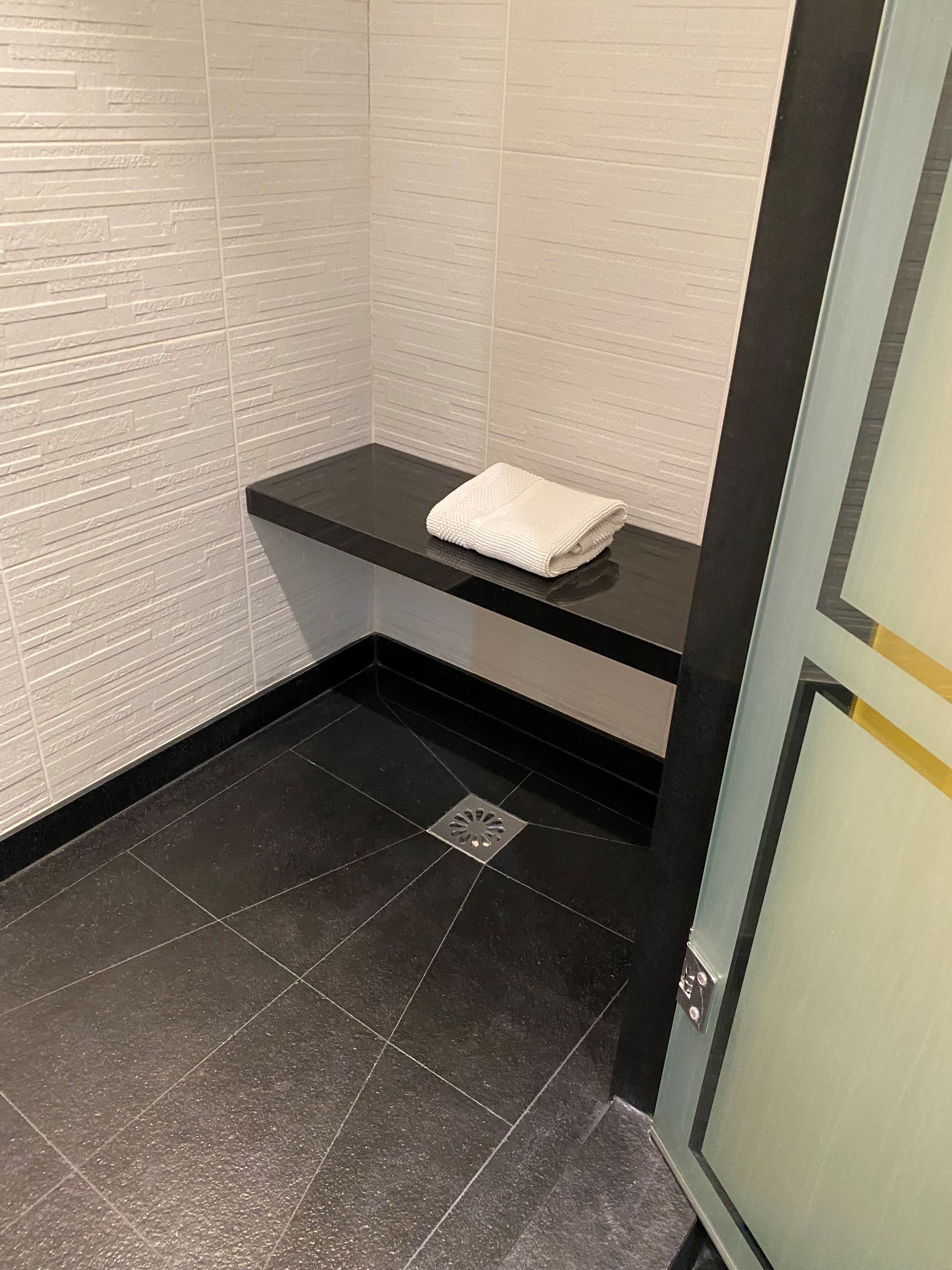 Bac de douche avec repose serviette