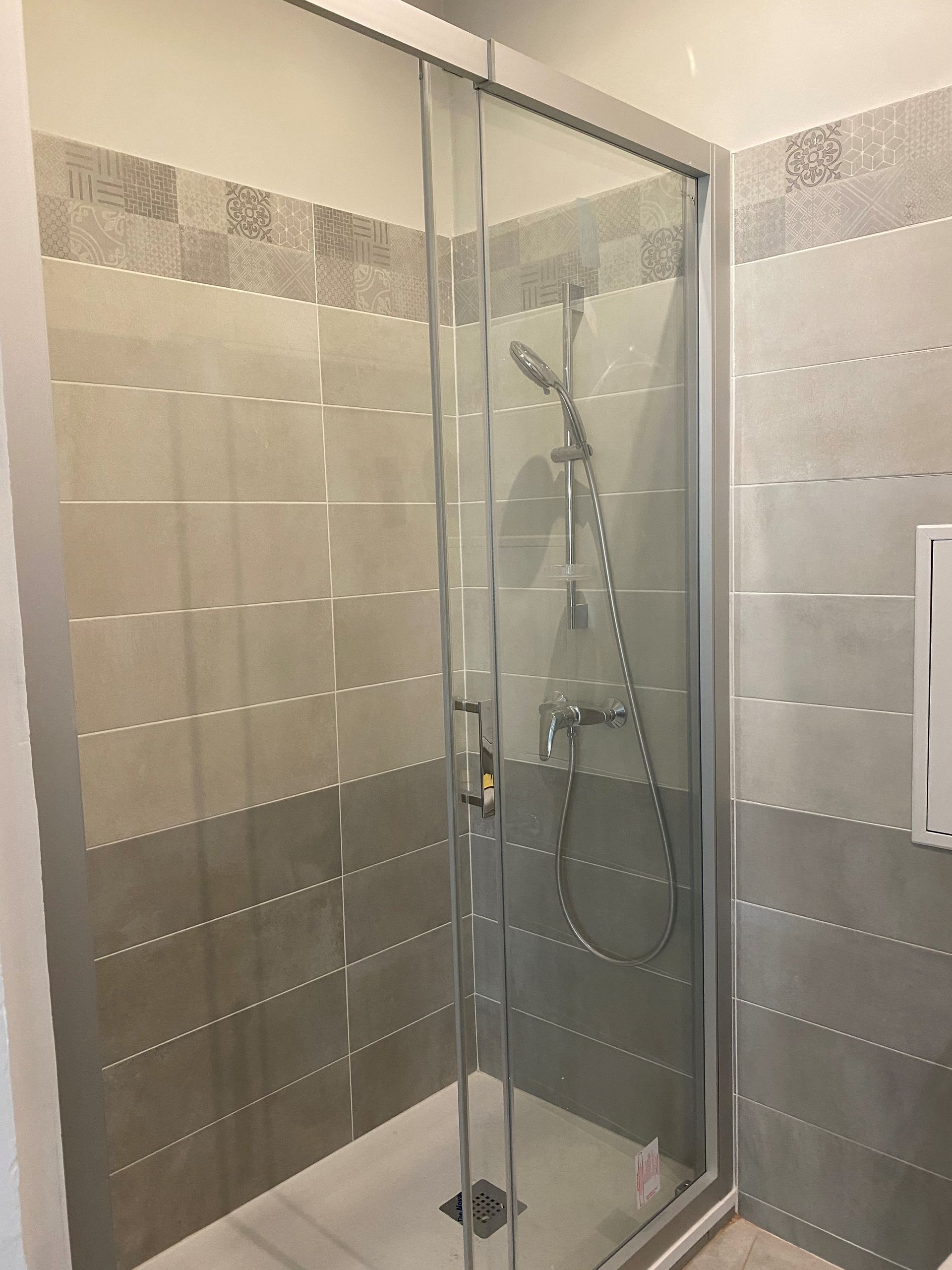 Douche avec carrelage et paroi