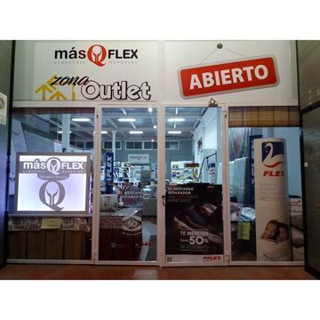 Un escaparate con un cartel que dice 'abierto'