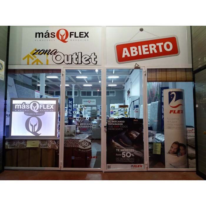 Un escaparate con un cartel que dice