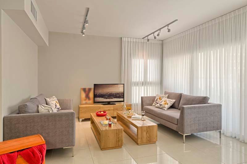 Una sala de estar llena de muebles y un televisor.