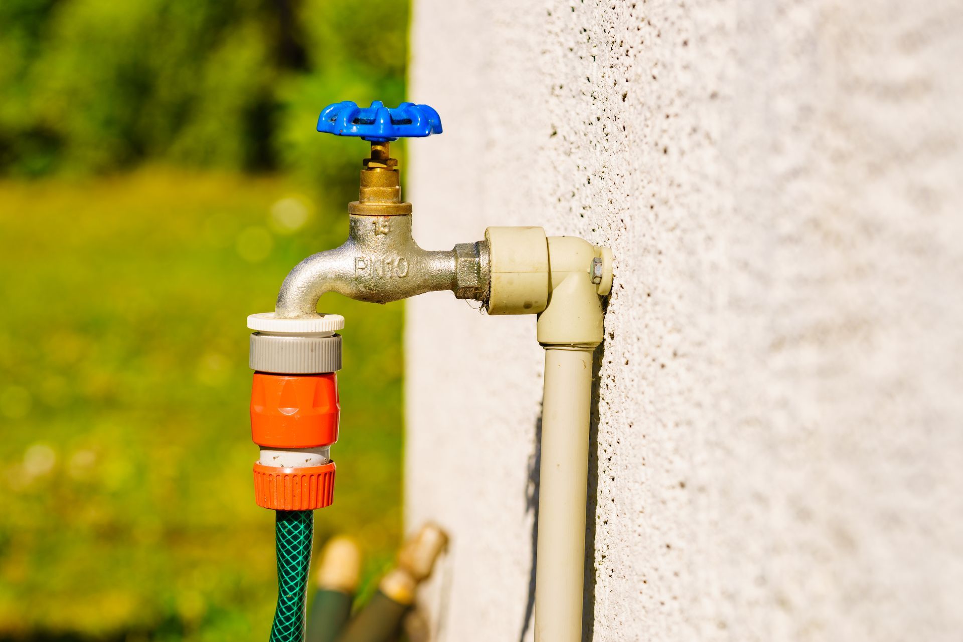 Robinet extérieur sur un mur