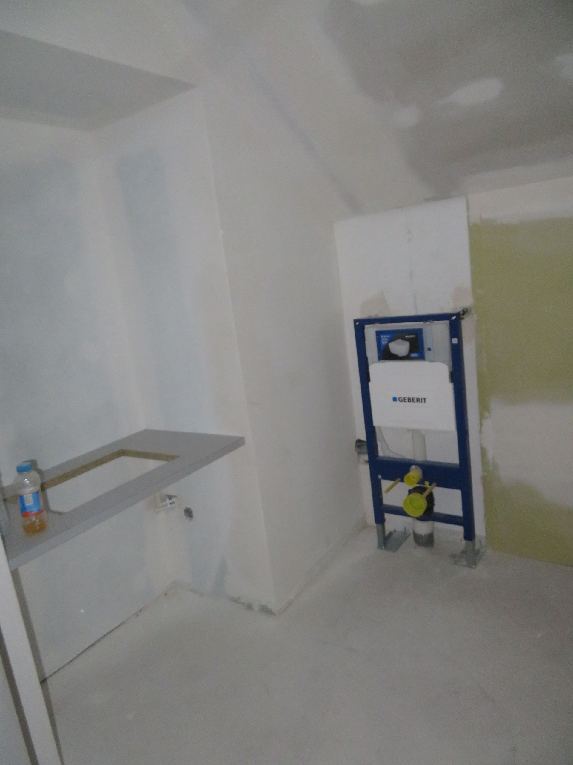 Emplacement de toilettes et de plan de travail sans sanitaire