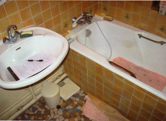 Salle de bains avant travaux baignoire et lavabo