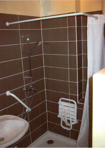 Salle de bains après travaux vus d'ensemble