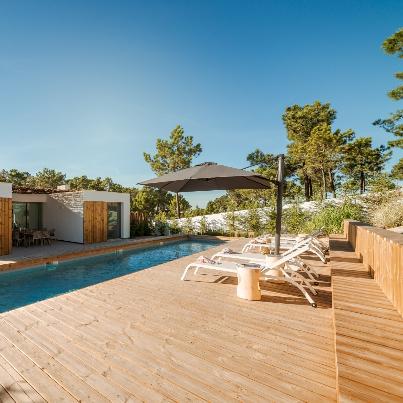 Plage de piscine en bois