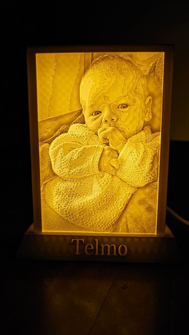Una foto de un bebé en un marco con el nombre Telmo.