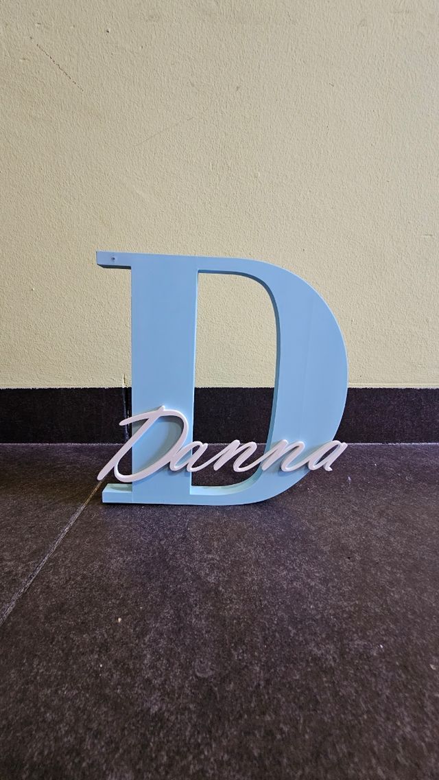 Una letra d de color azul claro con el nombre Donna escrito en ella.