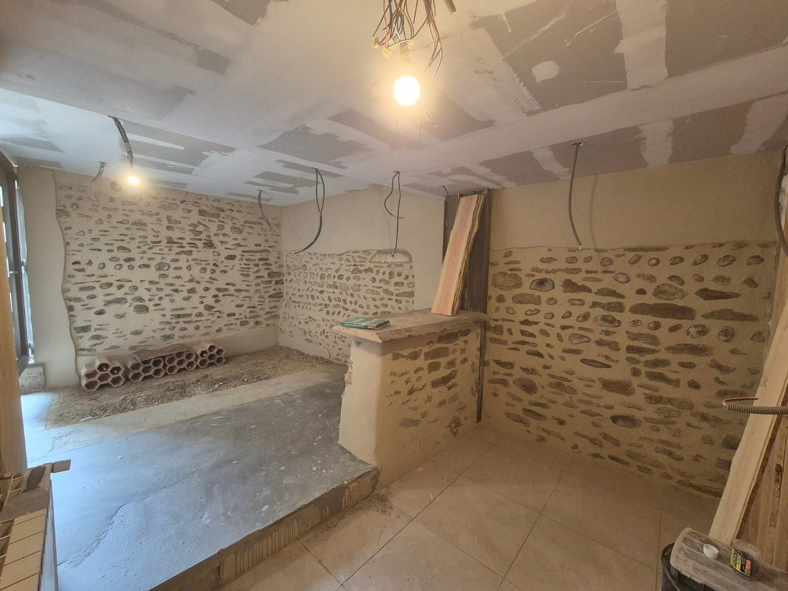 Personne injectant de l'isolant dans la cavité du mur avec un tuyau, à l'extérieur.