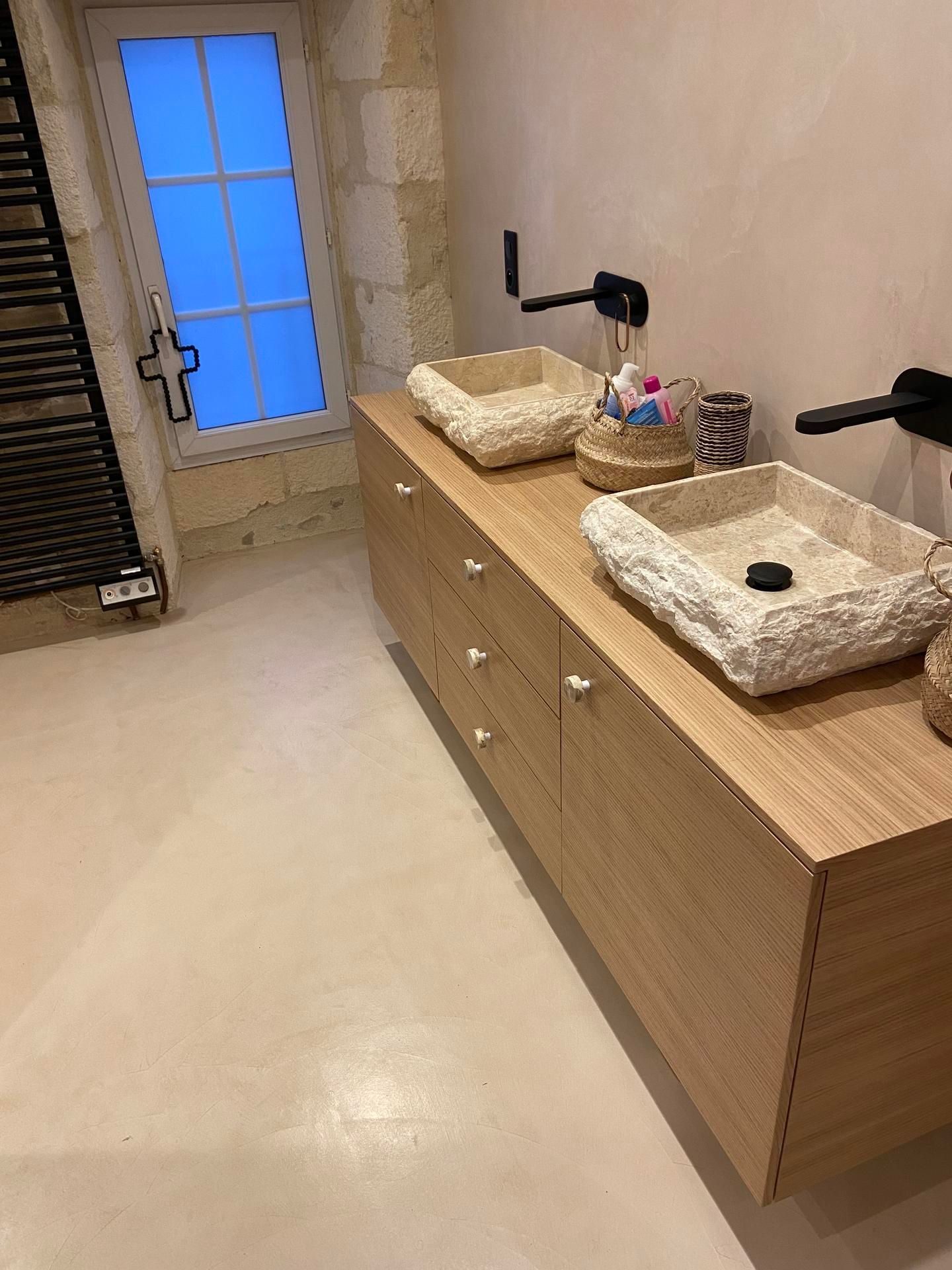 Salle de bains moderne avec double vasque, meuble-lavabo en bois.