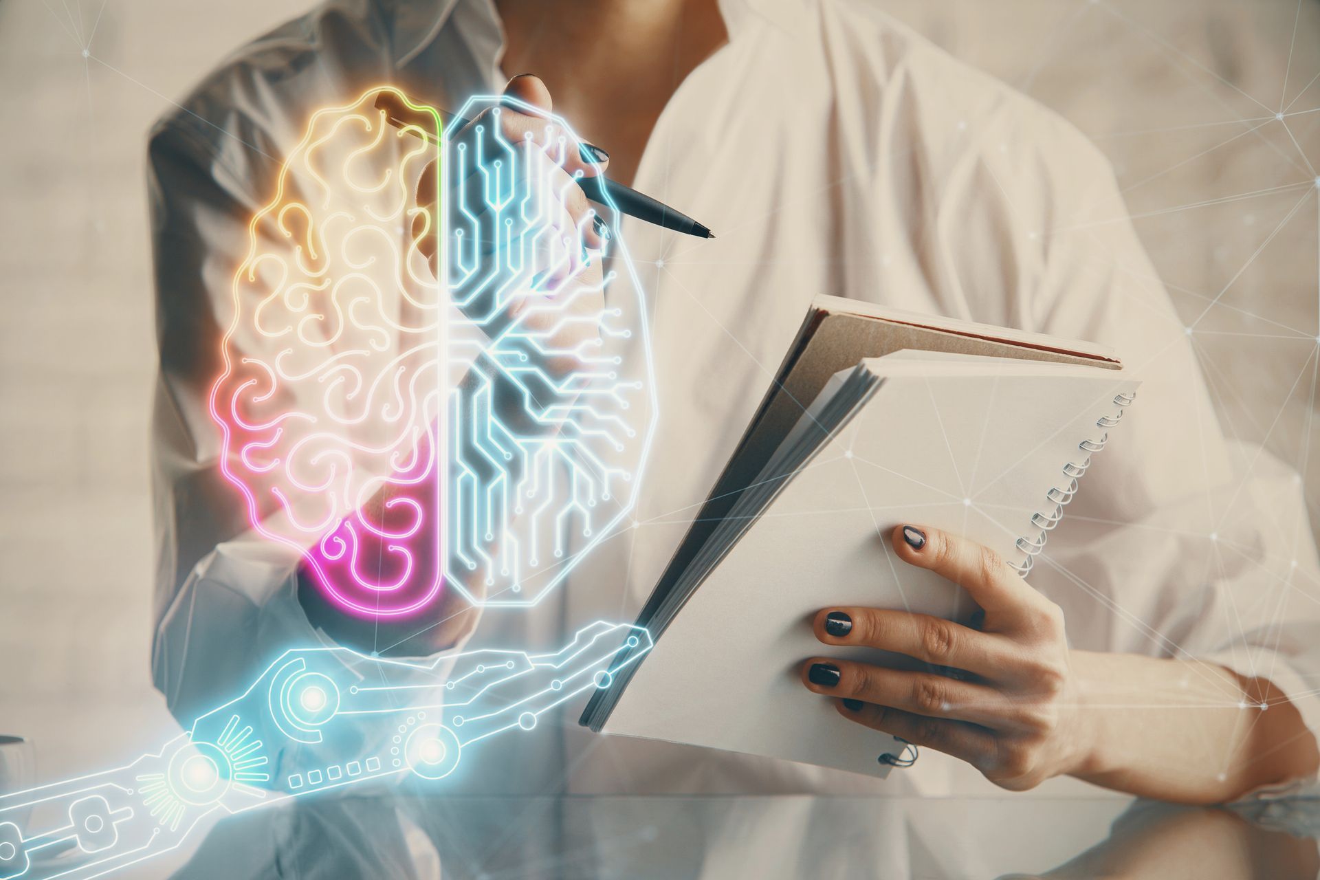 Una mujer sostiene un cuaderno del que sale un dibujo de un cerebro.