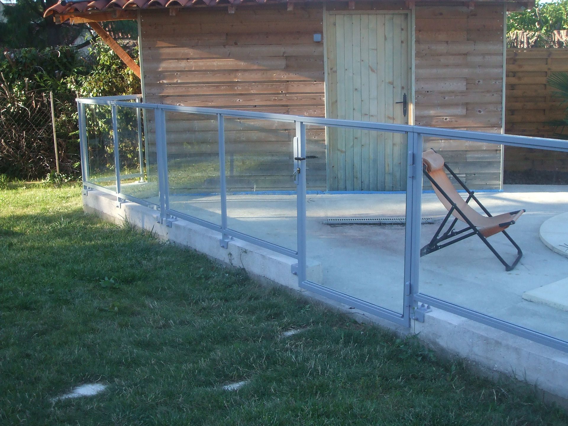 Garde-corps autour d'une piscine