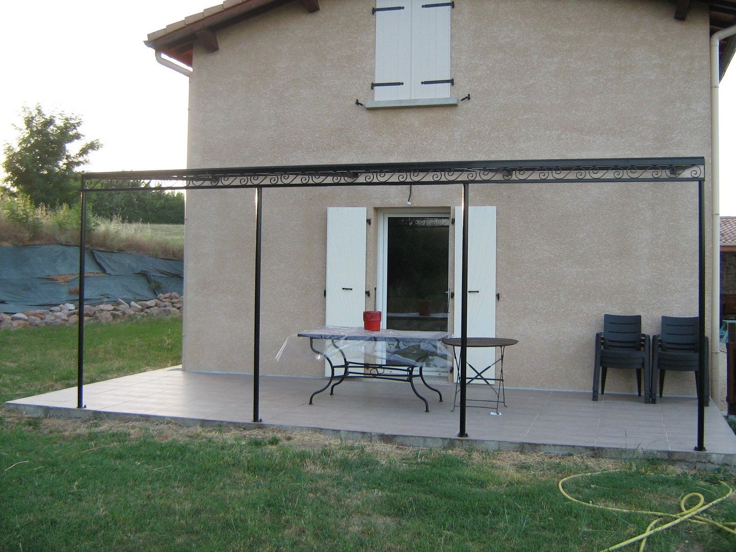 Pergola sur mesure contre une façade