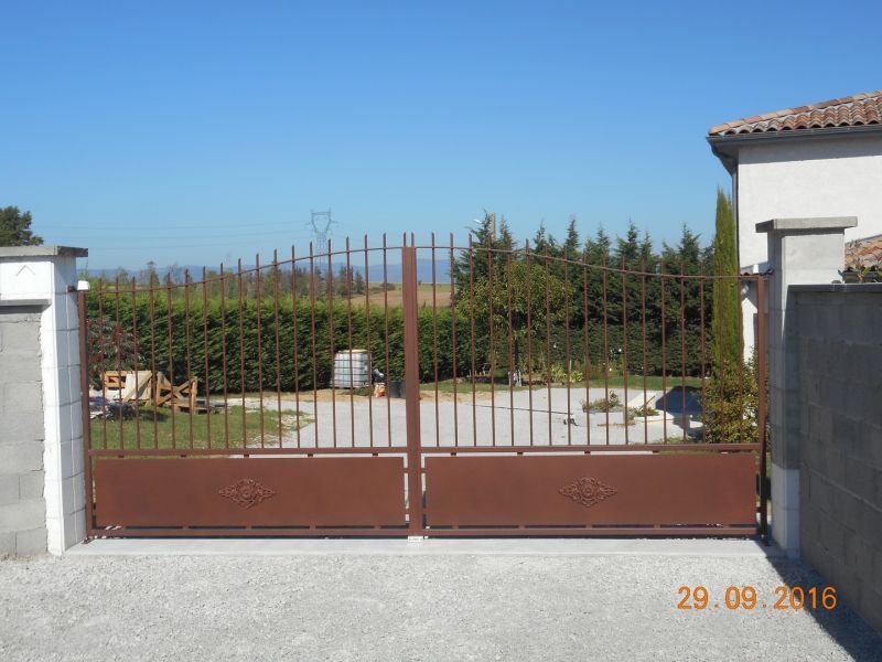 Portail couleur rouille sur mesure