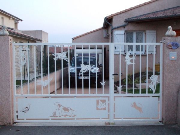 Portail blanc sur mesure avec des décorations