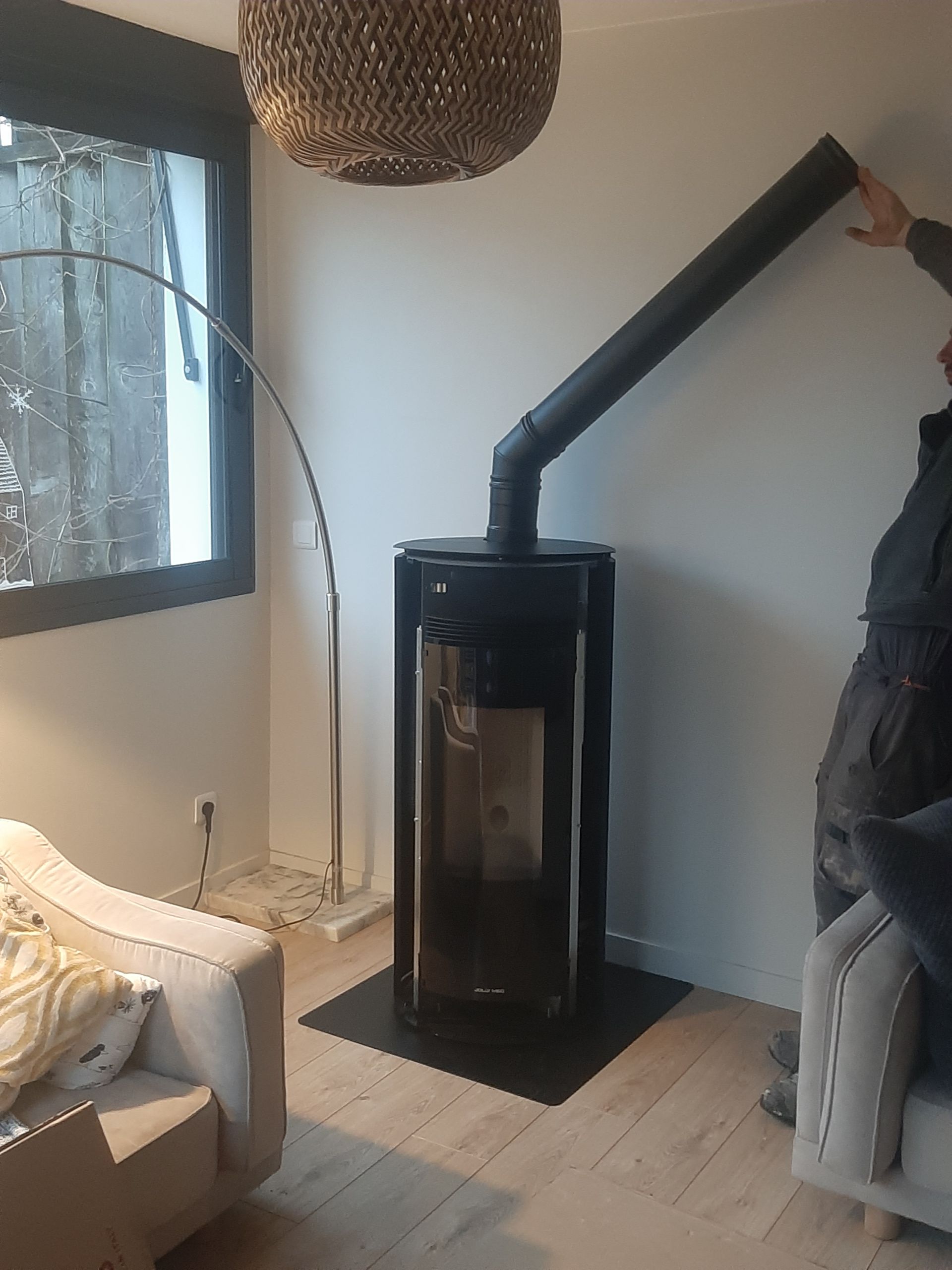 Installation en cours d'un poêle à granulés