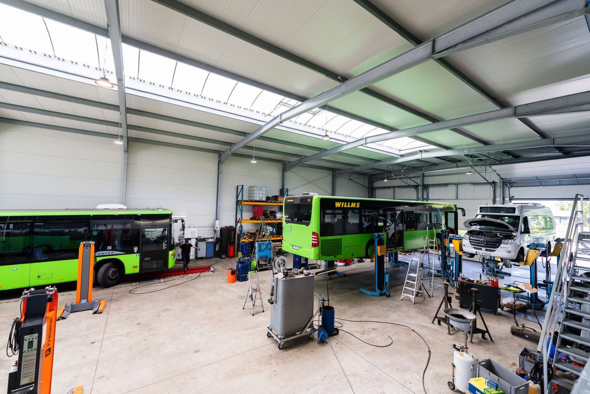 Innengarage der Willms Nutzfahrzeug Service GmbH