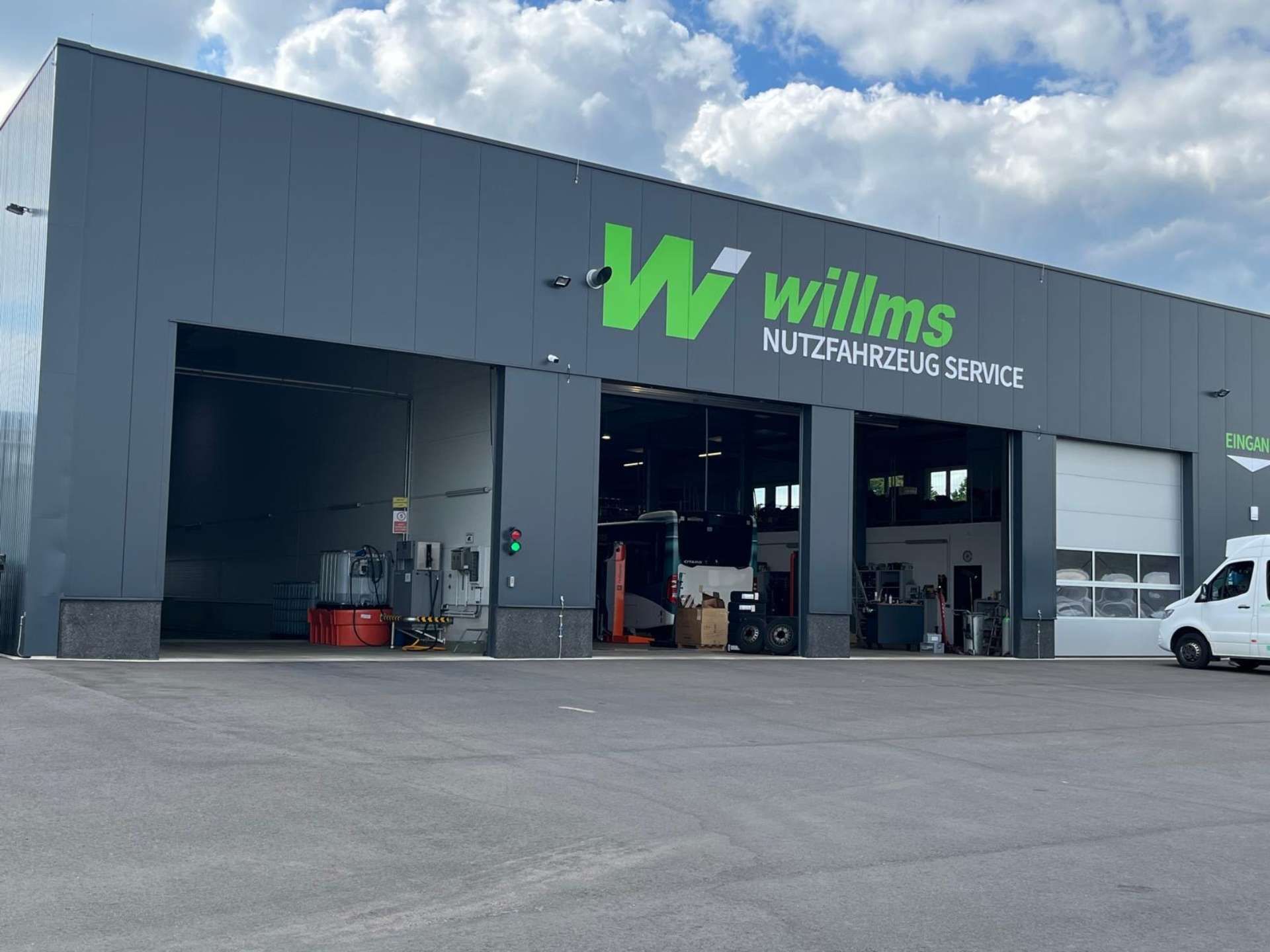 Graues Gebäude von der Willms Nutzfahrzeug Service GmbH
