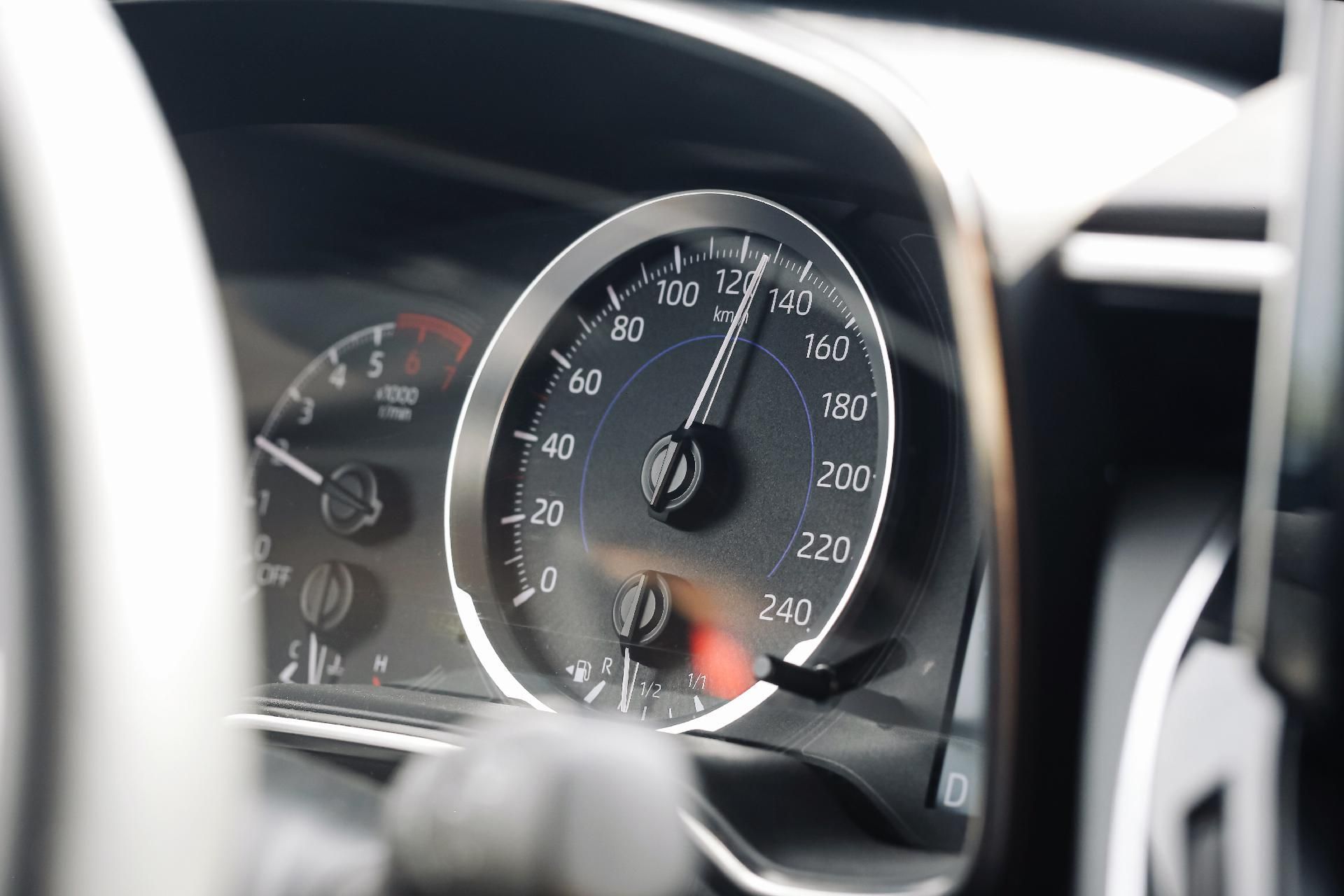 Der Tachometer des Autos zeigt 140 km/h an.
