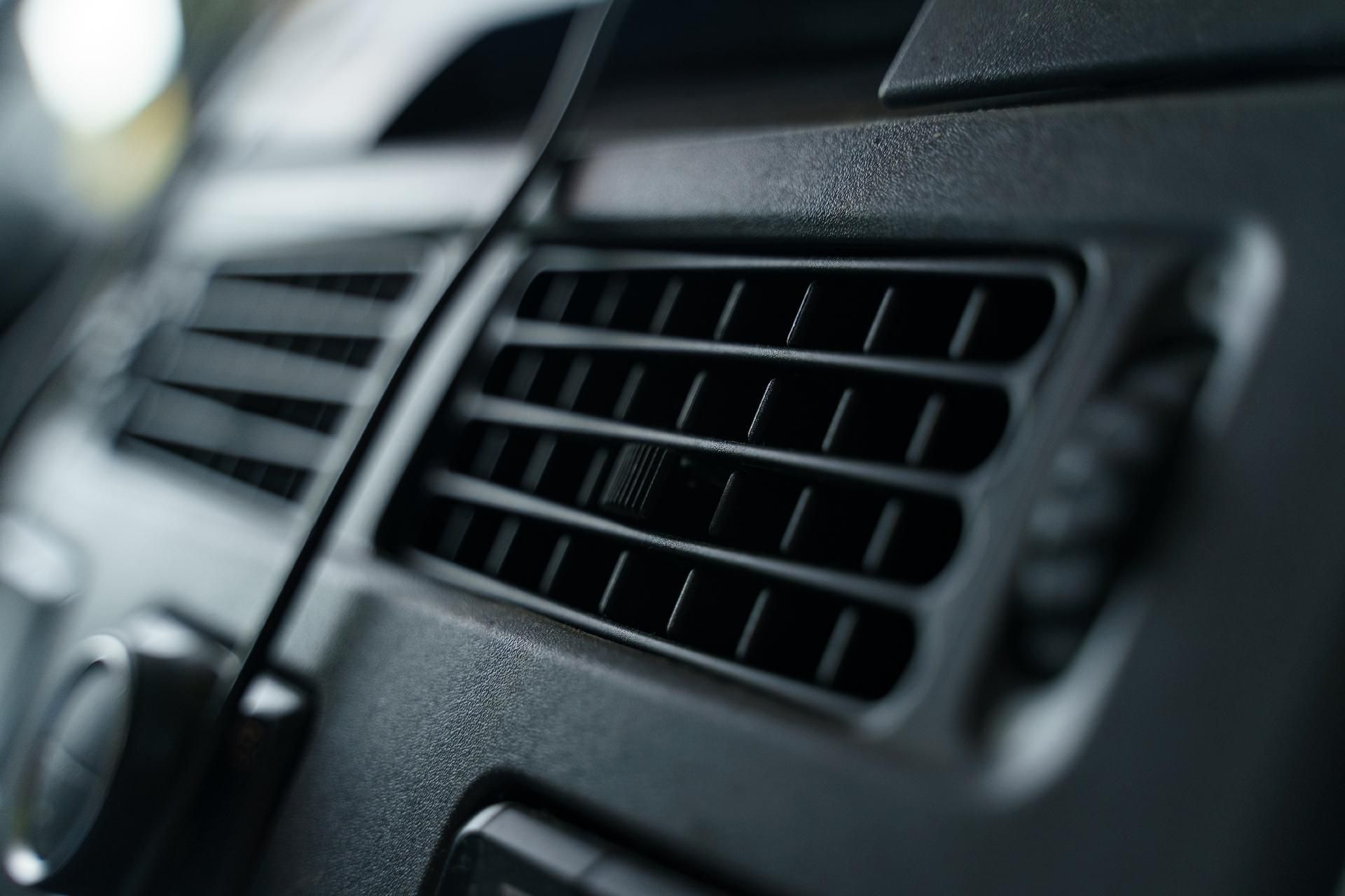 Lüftungsschlitzen im Armaturenbrett eines Autos.