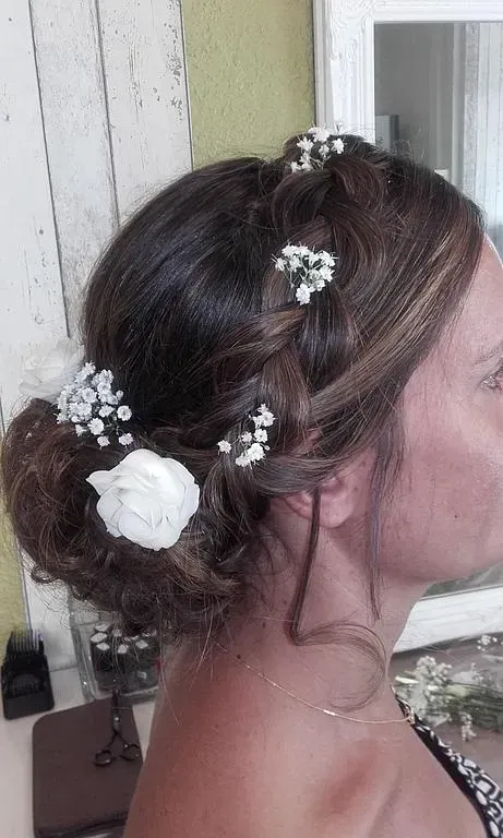 Chignon mariage avec fleurs blanches