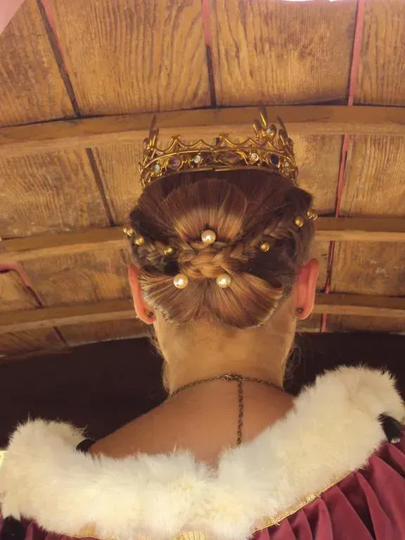 Chignon avec tresse et couronne 