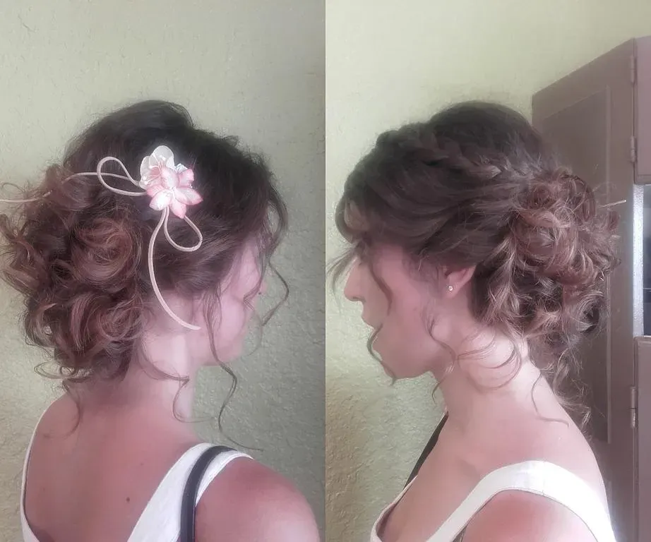 2 photos chignon avec fleur sur le côté