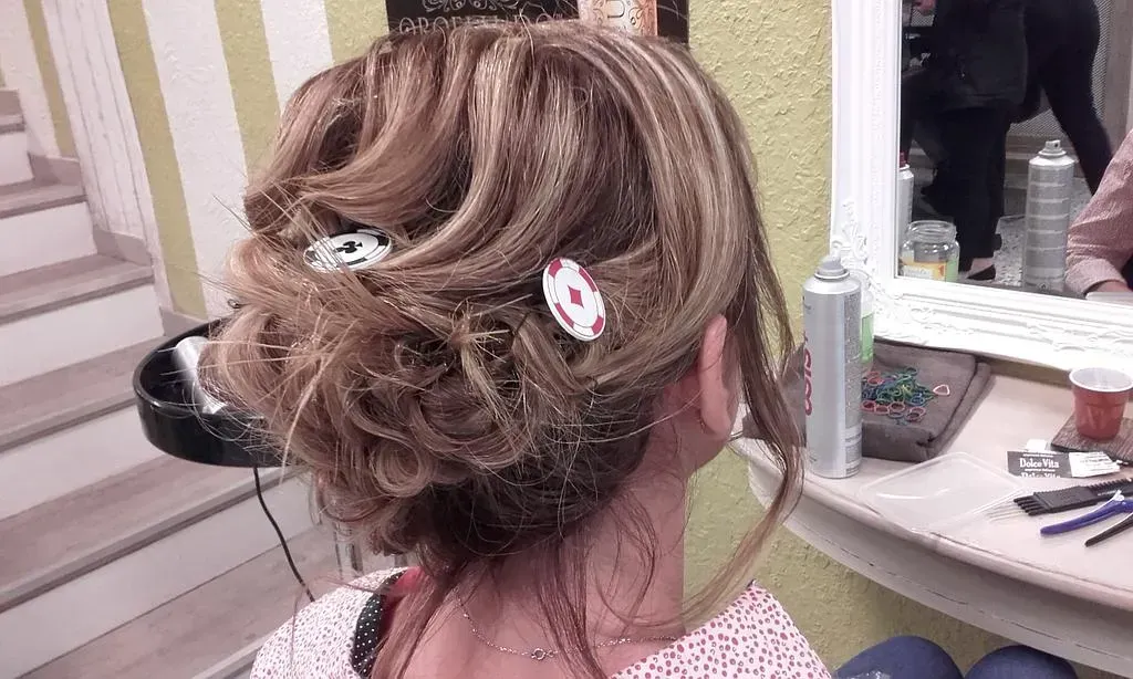 Chignon en cours de réalisation