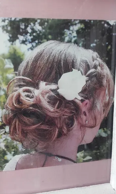 Chignon mariée avec fleur blanche sur le côté