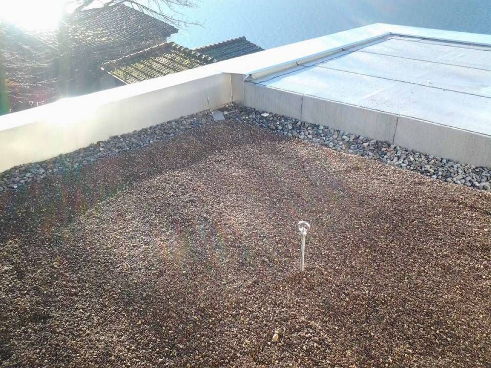 Auf einer Betonoberfläche liegt ein Kieshaufen, Anton Ulrich GmbH