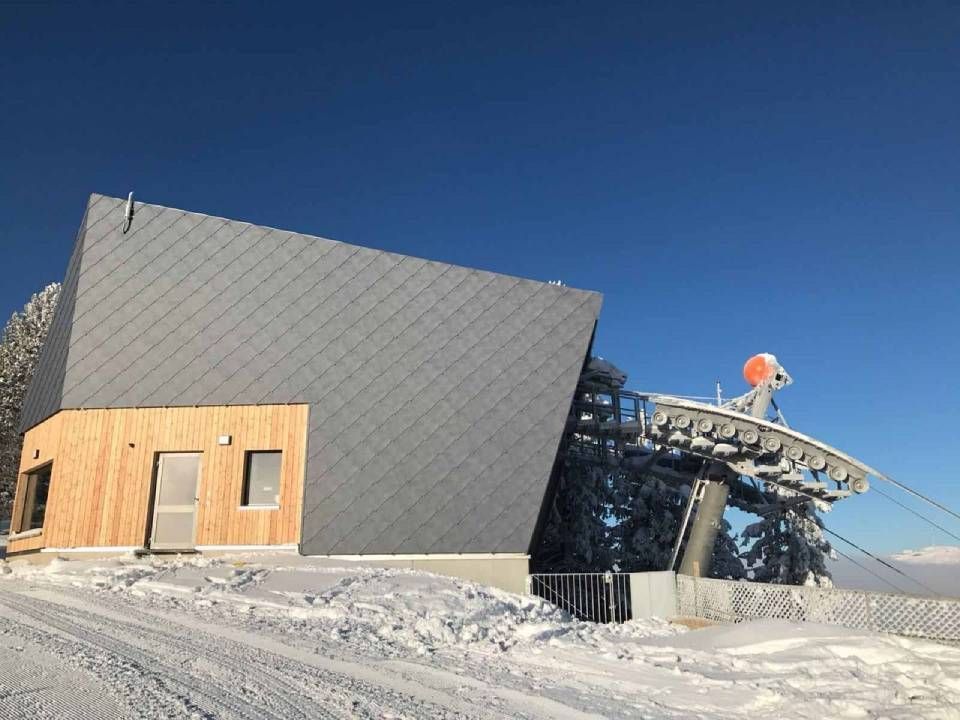 Ein großes Gebäude mit einem Skilift, Anton Ulrich GmbH