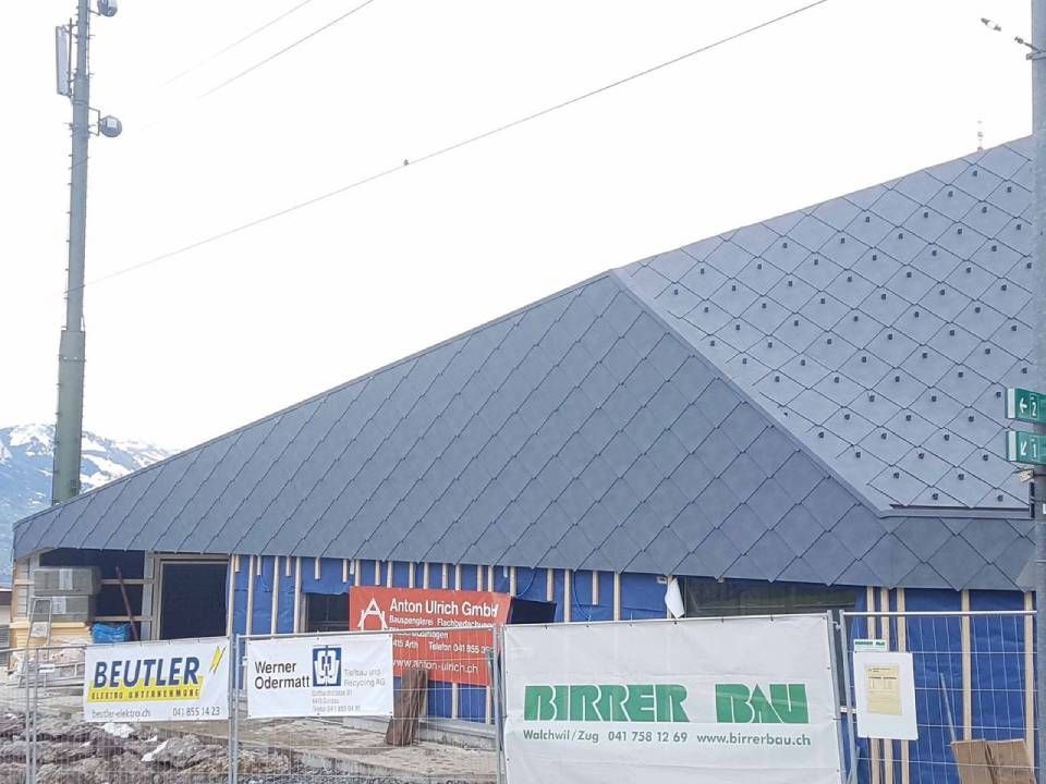 Ein Gebäude mit schwarzem Dach, Anton Ulrich GmbH