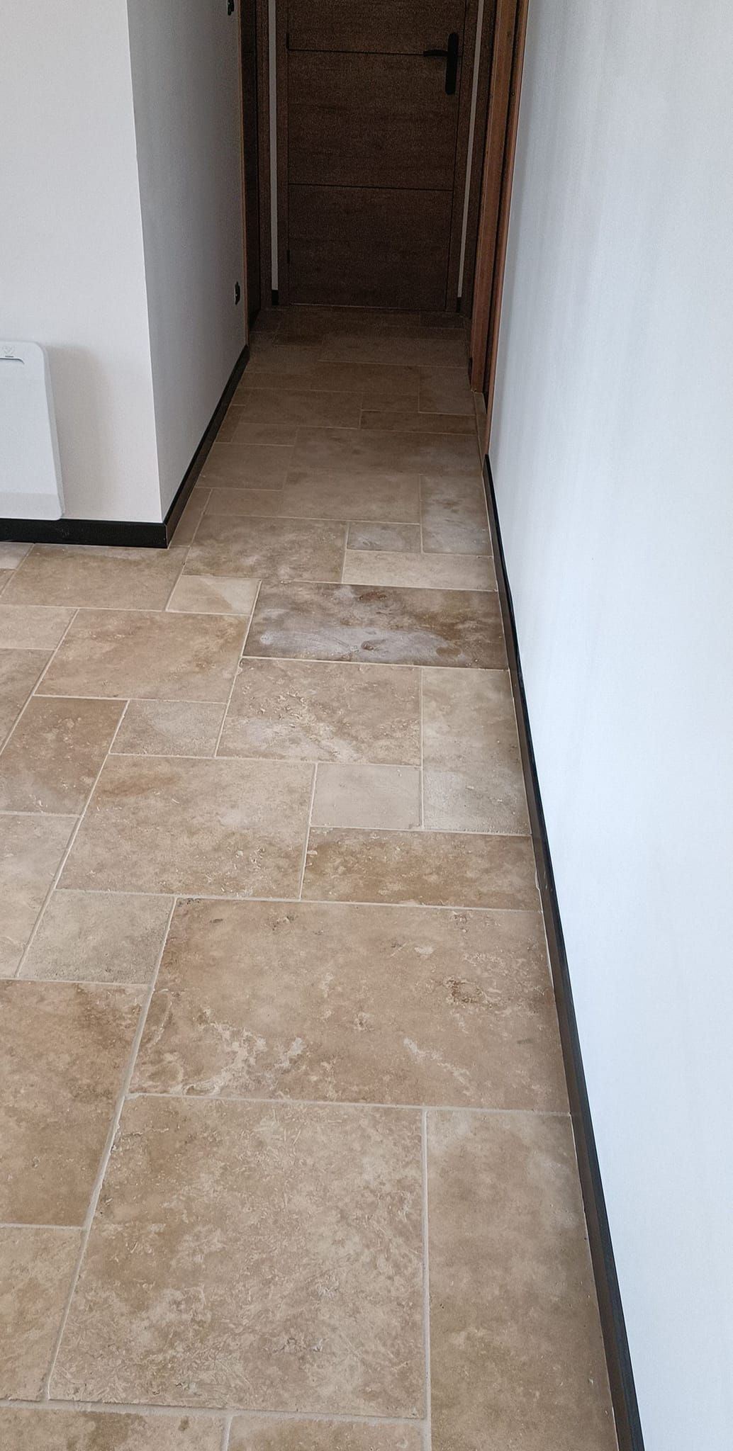 Couloir avec un carrelage en travertin