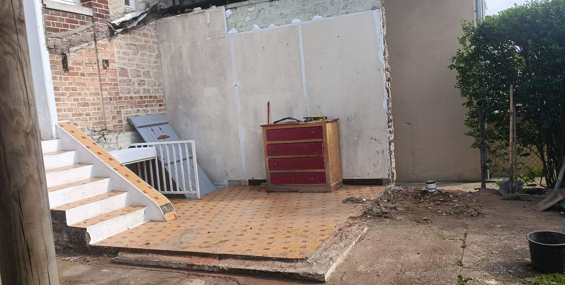 Espace libre après démolition pour agrandissement